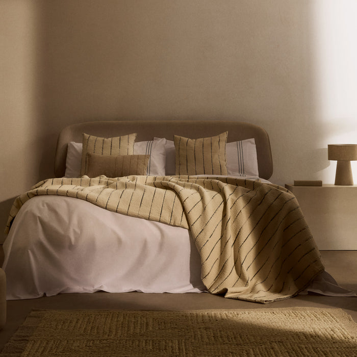 Kave Home - Octavia-bed in essen multiplex met wit gestoffeerd