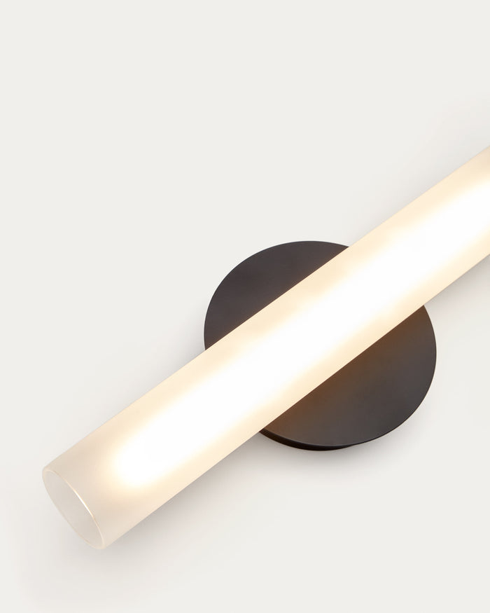 Kave Home - Wandlamp Vauxall van metaal en gematteerd glas.