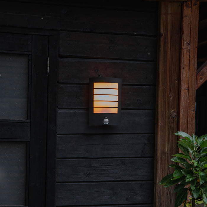 QAZQA Buiten wandlamp zwart IP44 met bewegingssensor - Miro