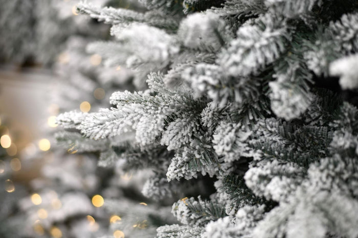 Oslo Snow Pine kunstkerstboom - 150 cm - groen - Ø 88 cm - 1.110 tips