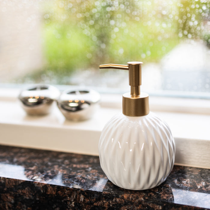 QUVIO Zeepdispenser - Rond - Keramiek - Wit met goude zeeppompje