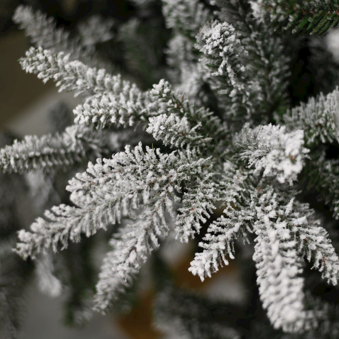 Andorra Flocked kunstkerstboom - 228 cm - Wit geflockt - Ø155 cm -
