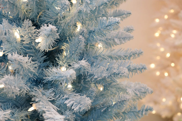 Funky Baby Blue Flocked verlichte kunstkerstboom - 183 cm -