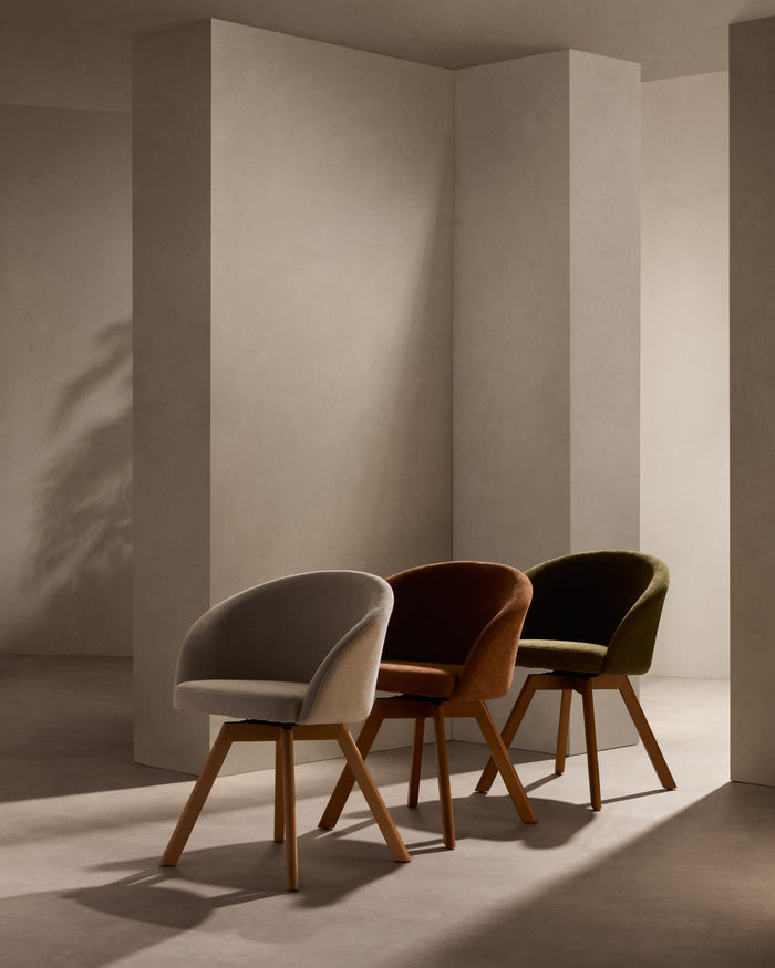 Kave Home - Marvin-draaistoel met groene chenille stof, massief