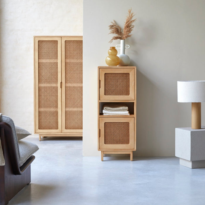 Tikamoon - Luis - Lage boekenkast van massief iepenhout en riet