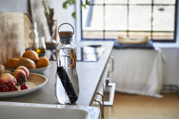 Black+Blum Eau Good Glazen Waterfles - 650ml - Blauw