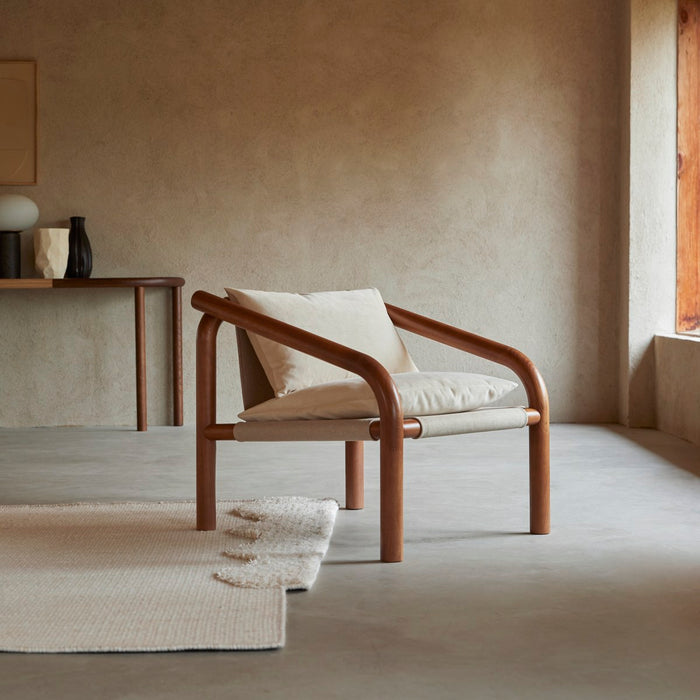 Tikamoon - Fauteuil van donker massief eikenhout en ecru stof