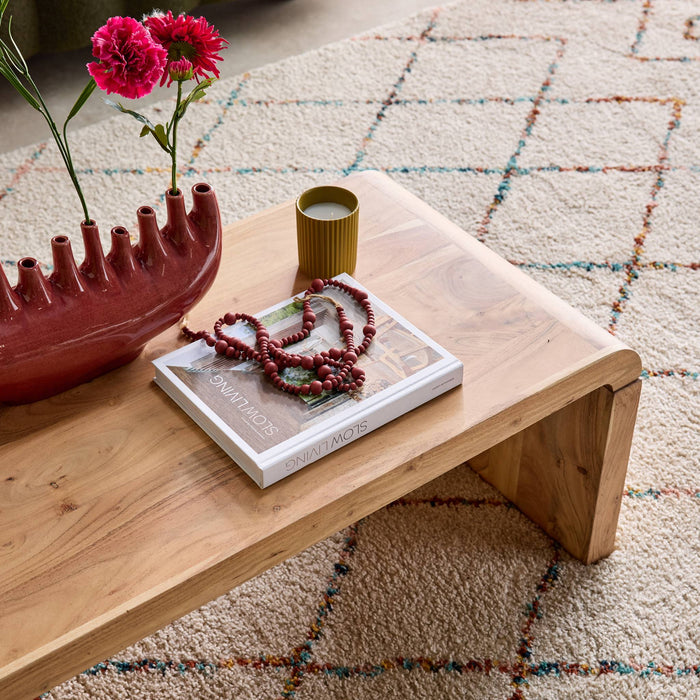 sweeek - Rechthoekige salontafel van massief acaciahout