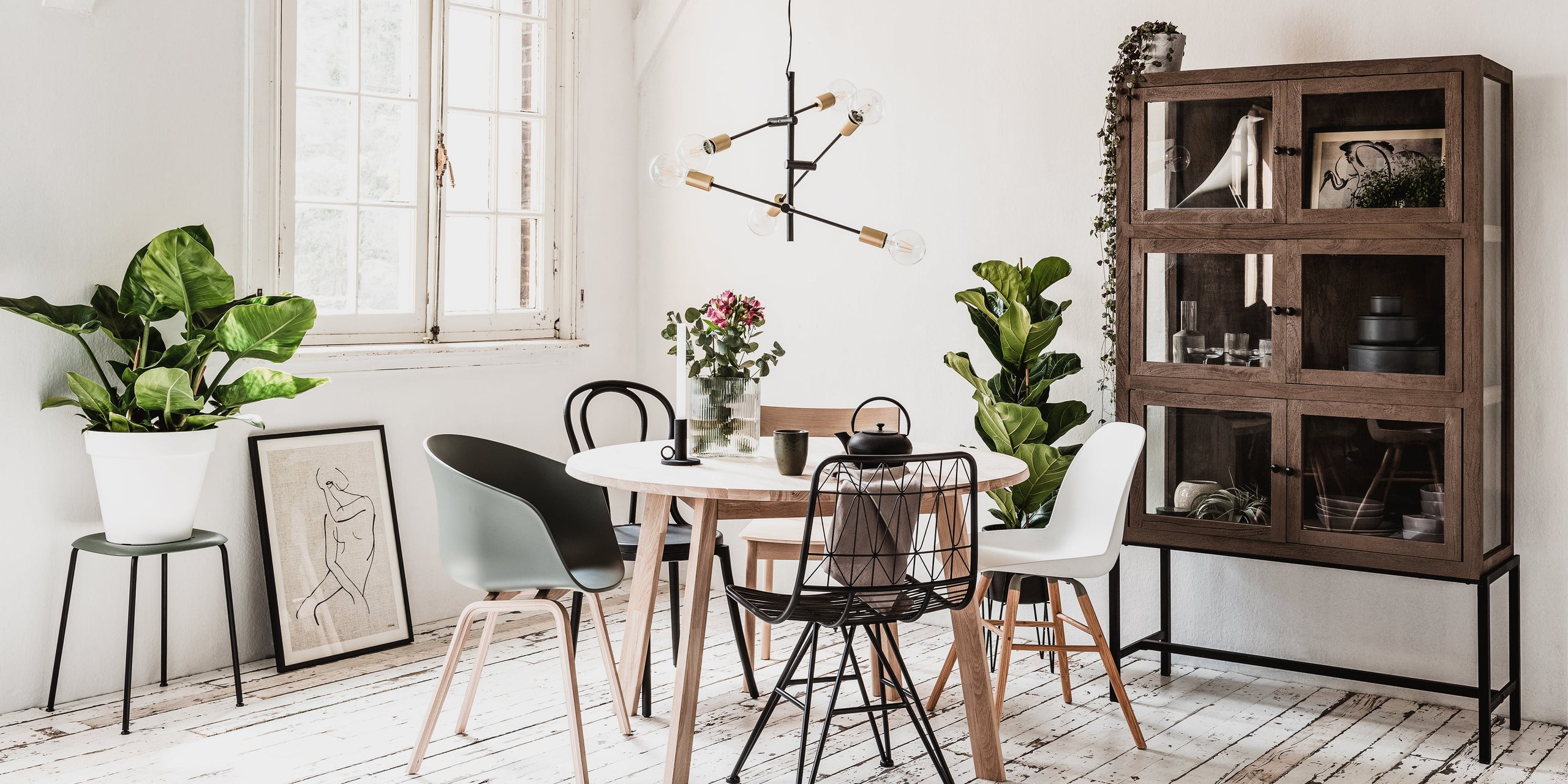 Verschillende stoelen aan de eettafel: 4 tips