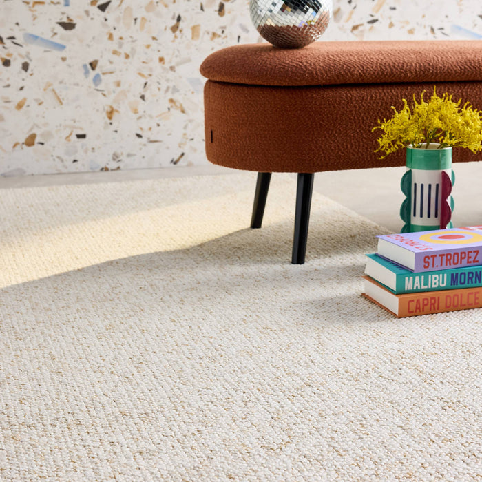 sweeek - Crème gevlekt interieurtapijt in bouclé