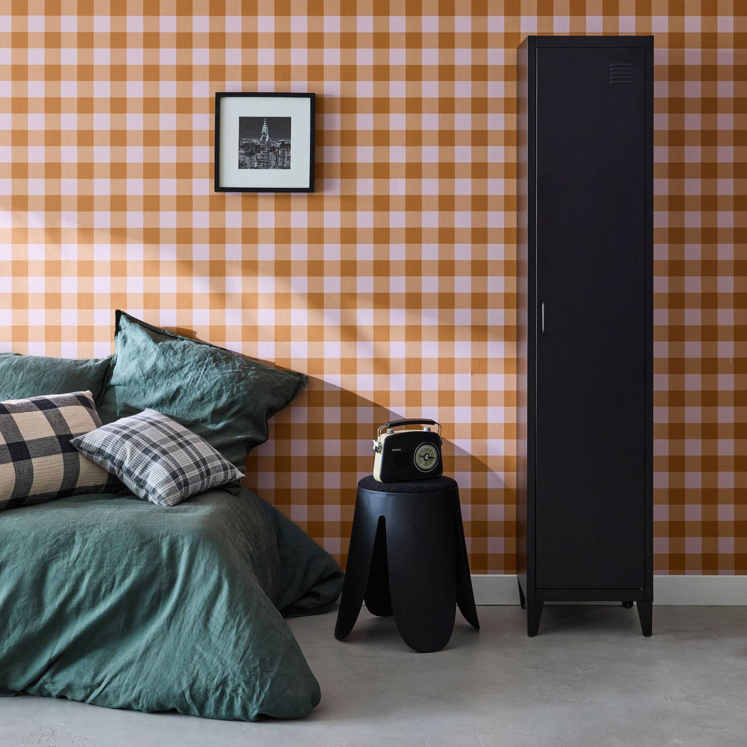 sweeek - Industriële metalen kast 4 vakken 1 deur