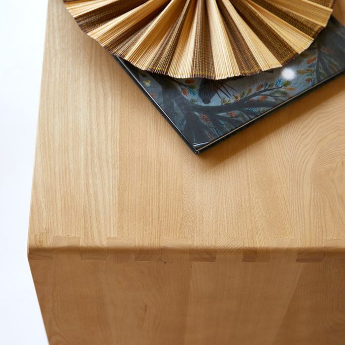 Tikamoon - Kindercommode van massief iepenhout en rotan vlechtwerk