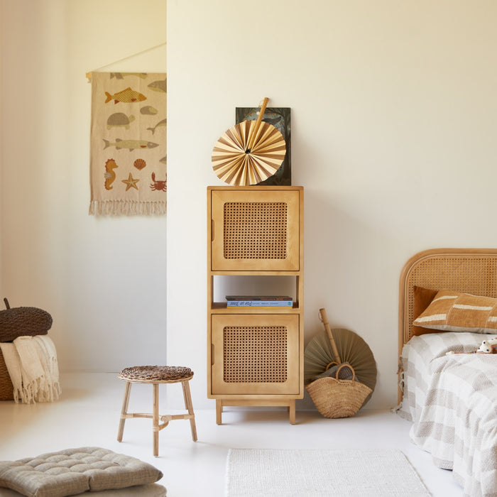 Tikamoon - Lage boekenkast van massief iepenhout en rotan vlechtwerk