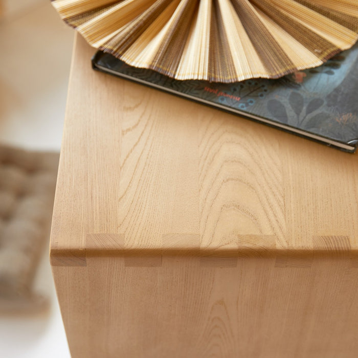 Tikamoon - Lage boekenkast van massief iepenhout en rotan vlechtwerk