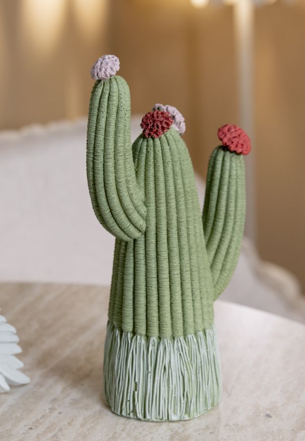 Cactusvormig beeldje van veelkleurige hars 10,5x6,5x20,5 cm