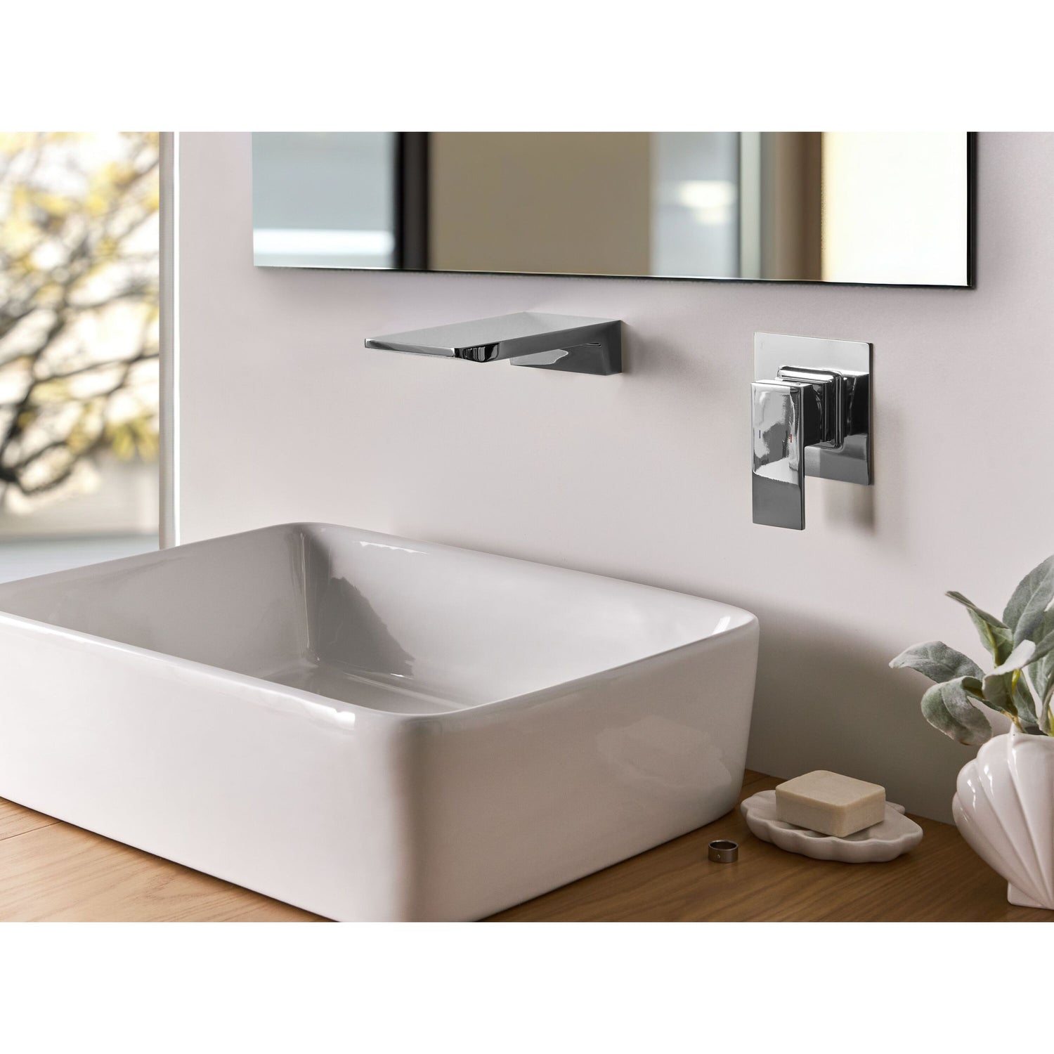 Beliani - KARUAY - Wandgemonteerde mengkraan - Zilver - Messing