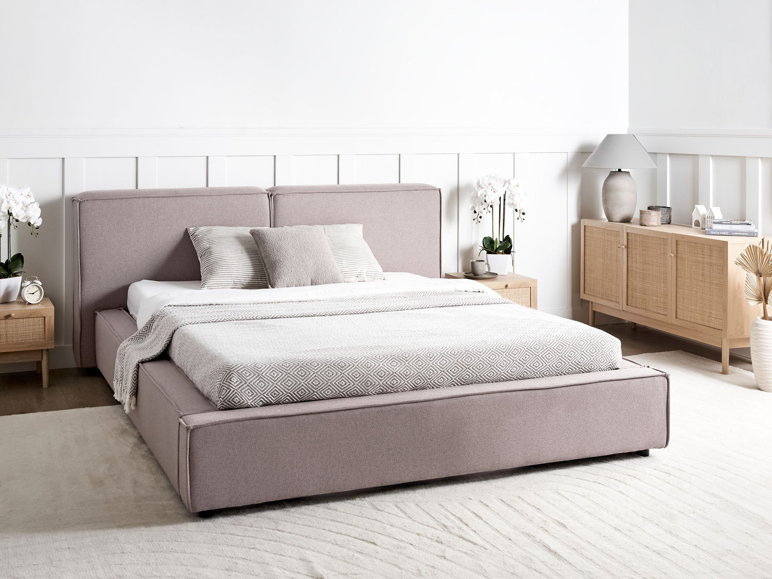 Beliani - LINARDS - Tweepersoonsbed - Lichtbruin - 160 x 200 cm - Stof