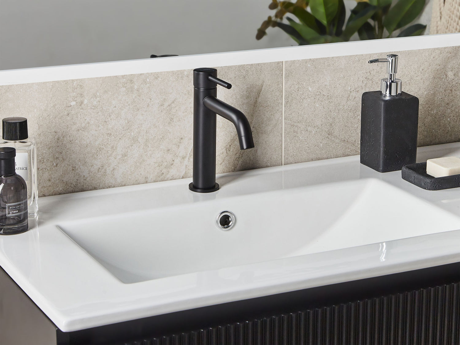 Beliani - SALINAS - Enkele wastafelkraan - Zwart - 18 cm - Messing