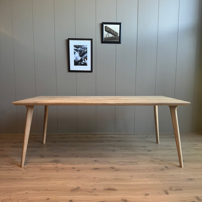 Eetkamertafel Elfi eiken facet rechthoek met hoekpoten 200x100cm