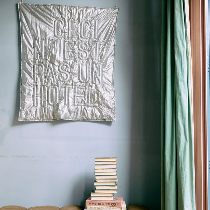 HKliving Wandkleed 'Ceci n'est pas un hôtel - Zilver