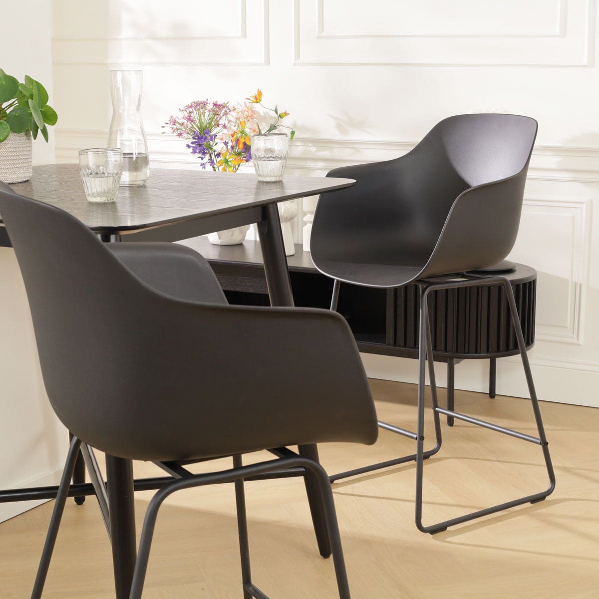 Nolon Nino-Puk Barkruk Zwart - Armleunining - Zwart Onderstel - 65 cm