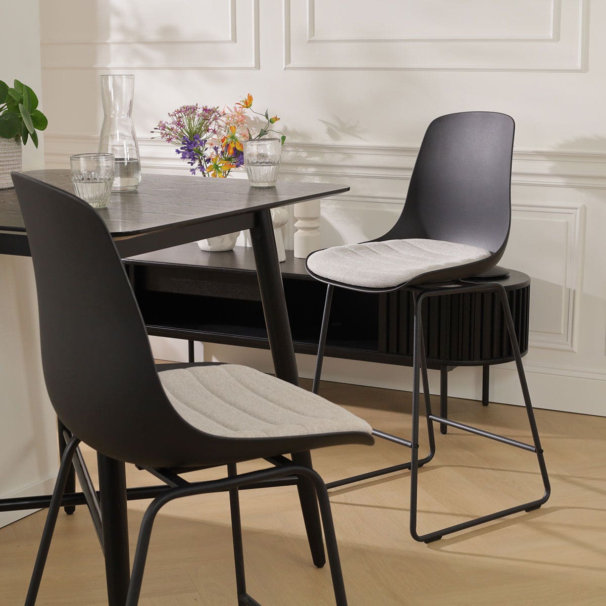 Nolon Nino-Liv Barkruk Zwart - Beige Kussen - Zwart Frame - 75 cm