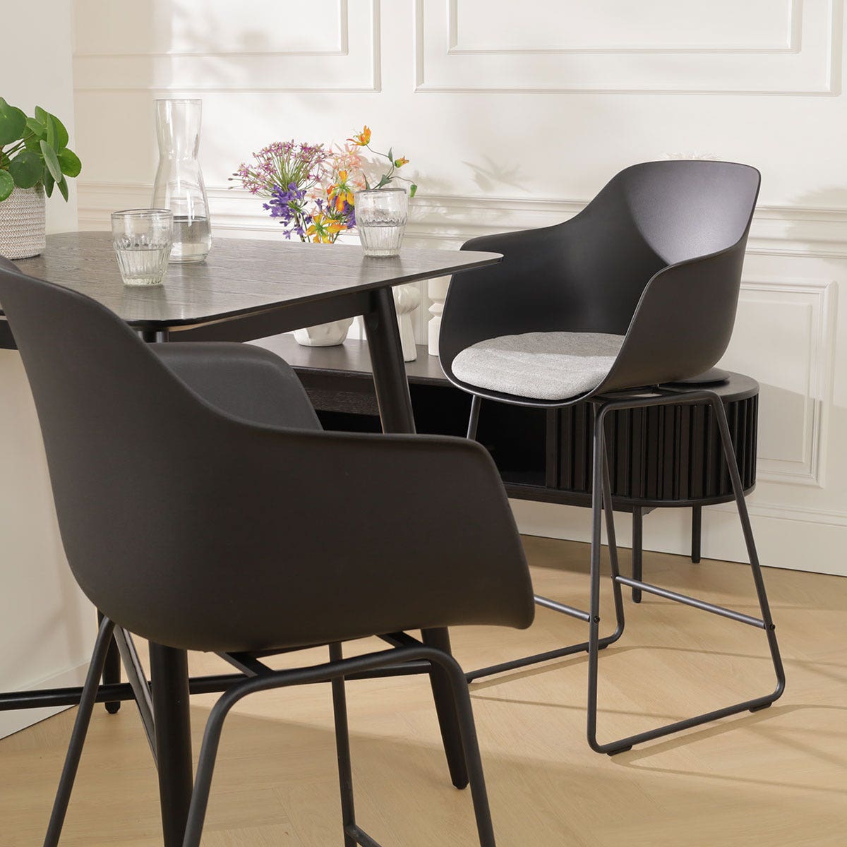 Nolon Nino-Liz Barkruk Zwart - Lichtgrijs Kussen - Zwart Frame - 75 cm