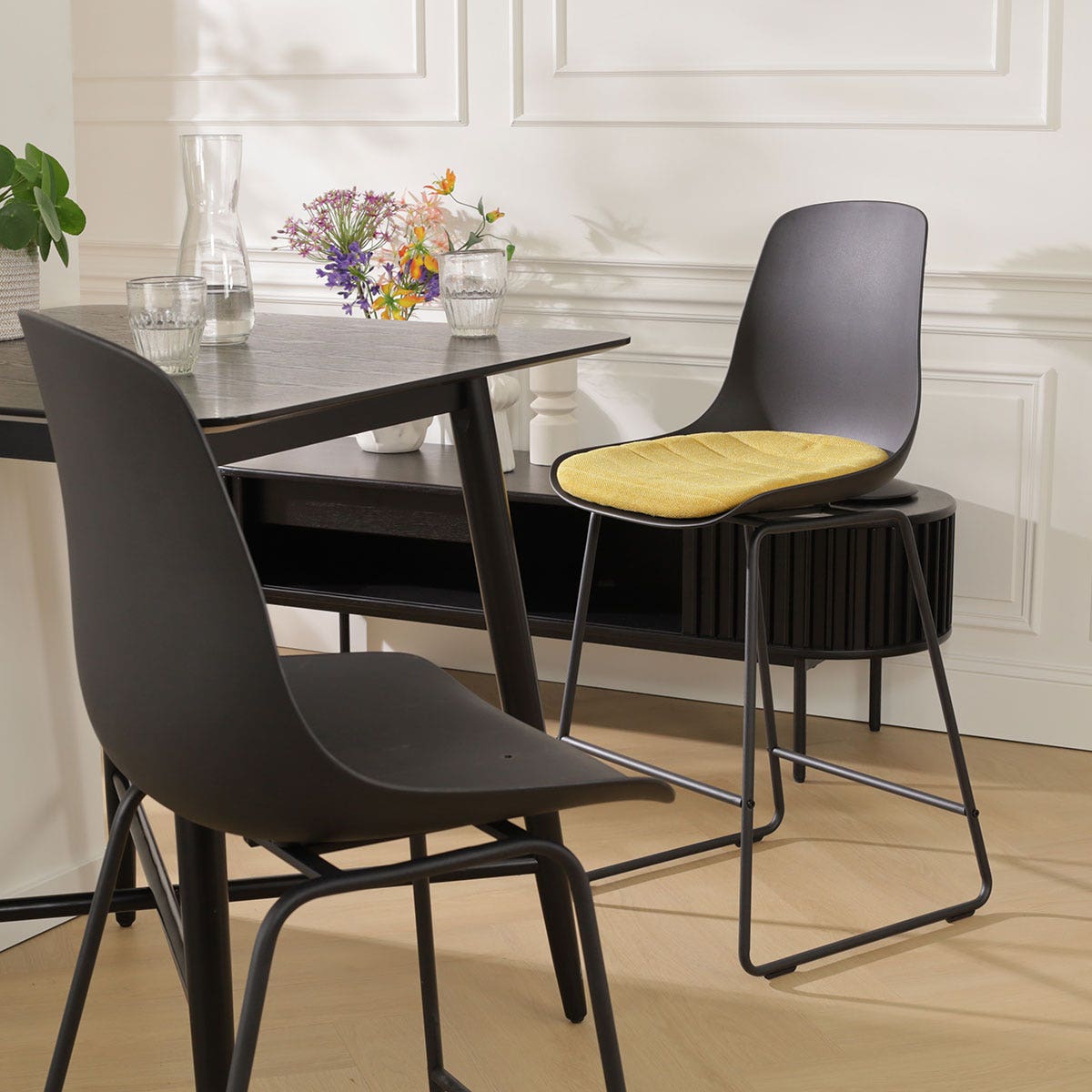 Nolon Nino-Liv Barkruk Zwart - Okergeel Kussen - Zwart Frame - 75 cm