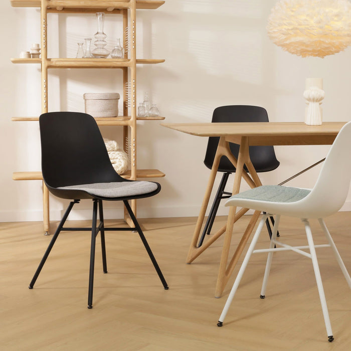 Nolon Noa-Liv Eetkamerstoel Zwart - Lichtgrijs Kussen - Zwarte Poten