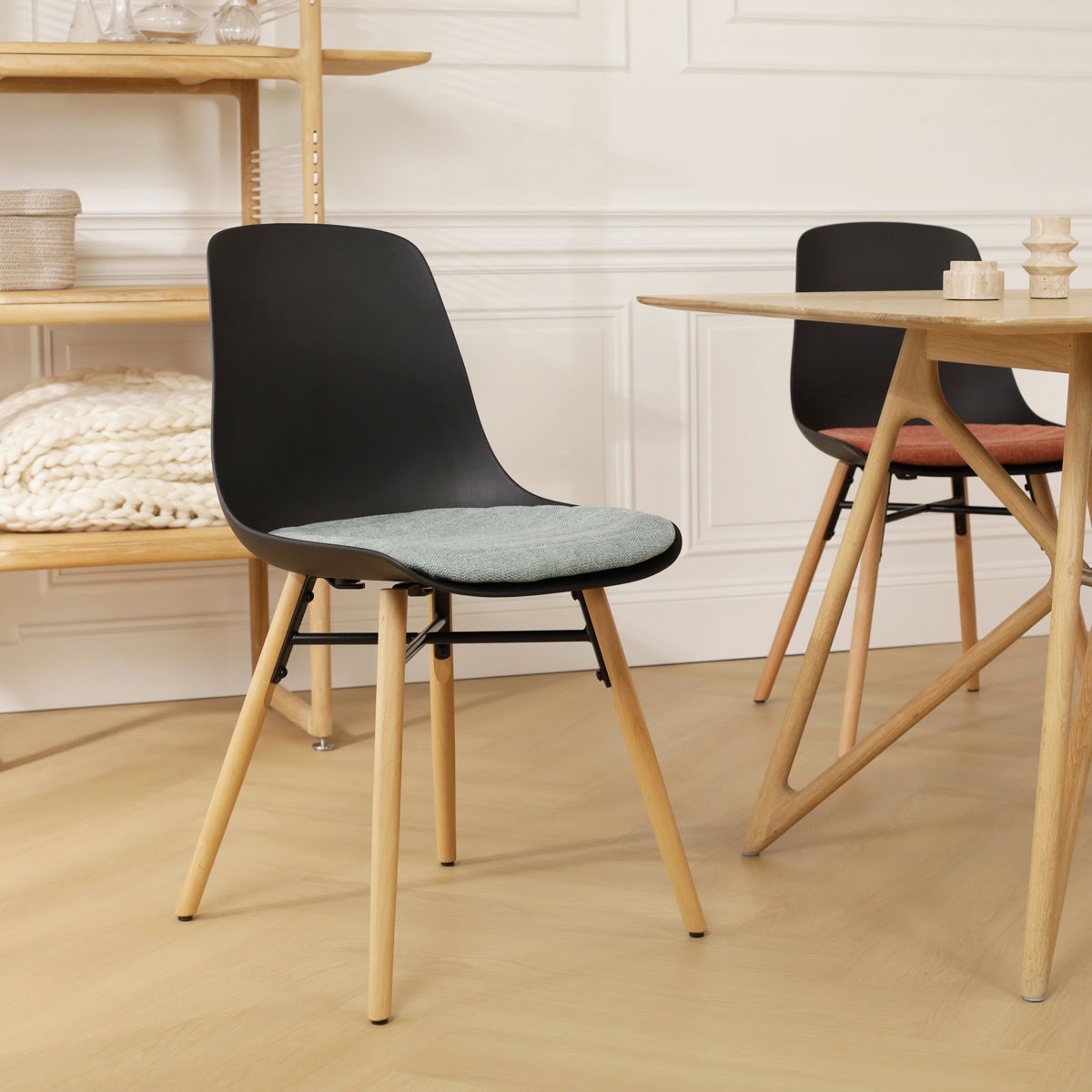 Nolon Nena-Liv Eetkamerstoel Zwart - Zacht Groen Kussen - Houten Poten