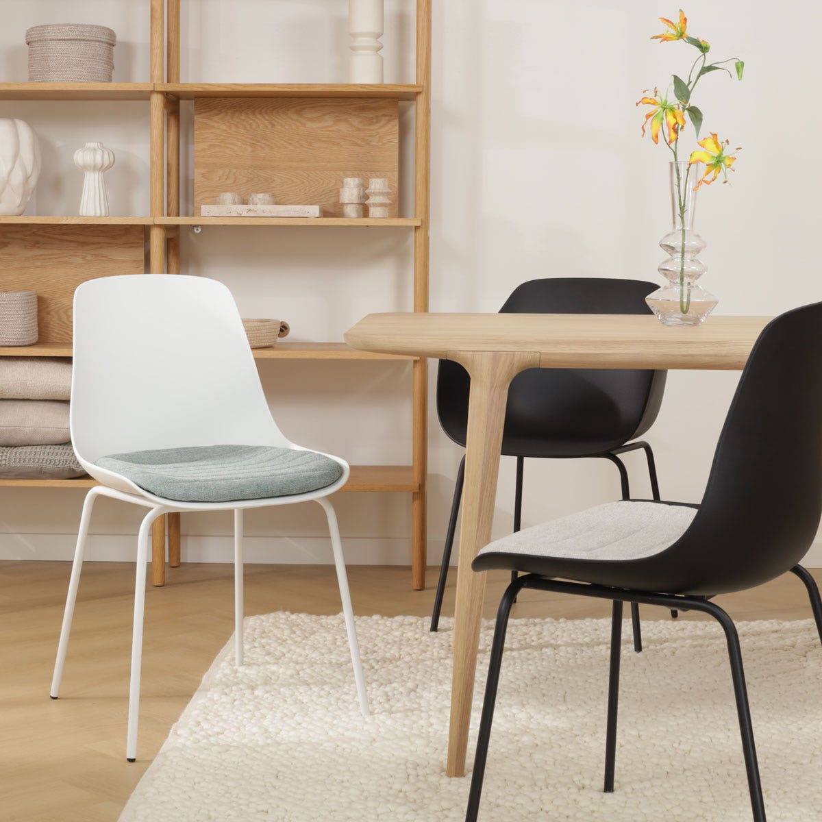 Nolon Nora-Liv Eetkamerstoel Wit - Okergeel Kussen - Zwarte Poten