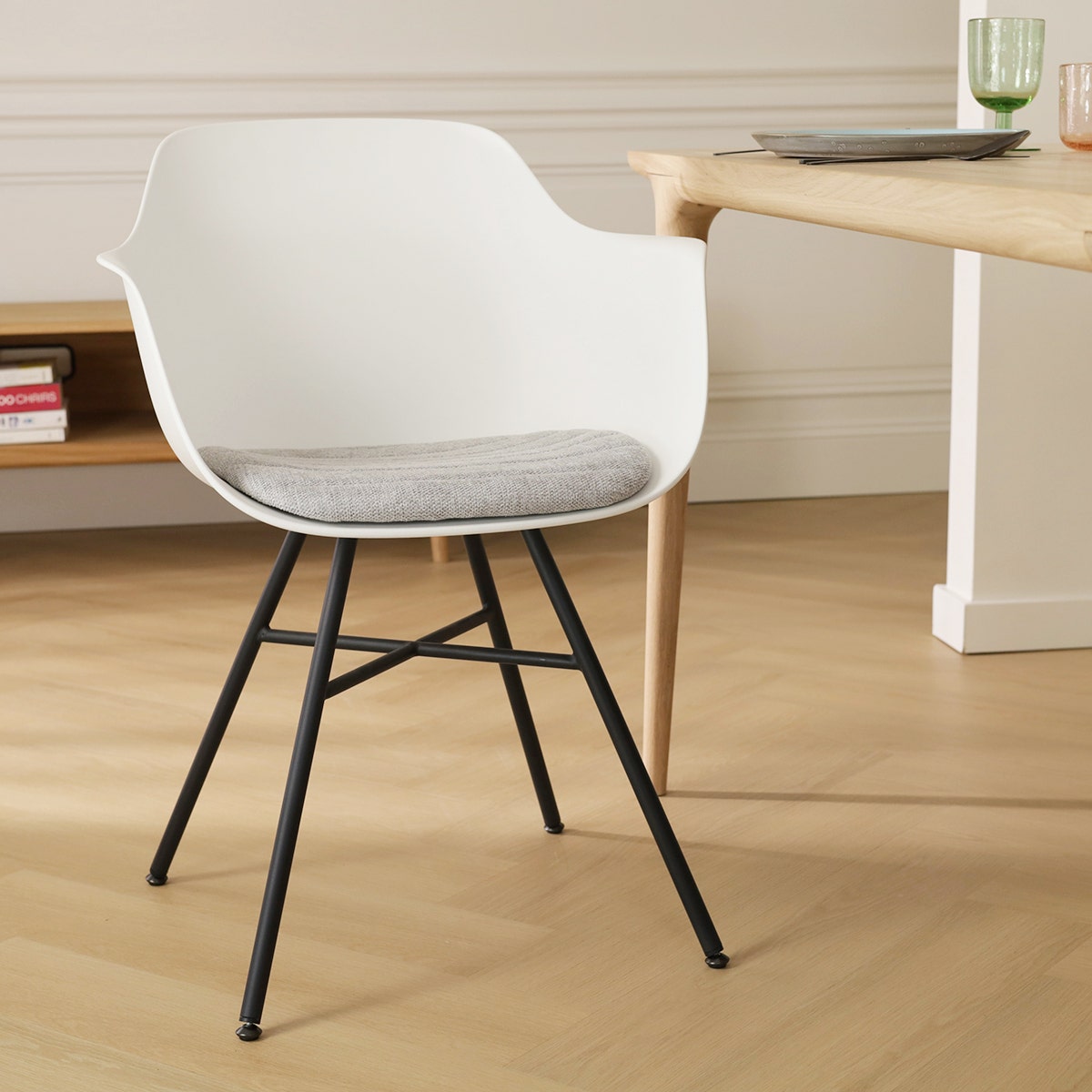 Nolon Noa-Liz Eetkamerstoel Wit - Lichtgrijs Kussen - Zwarte Poten