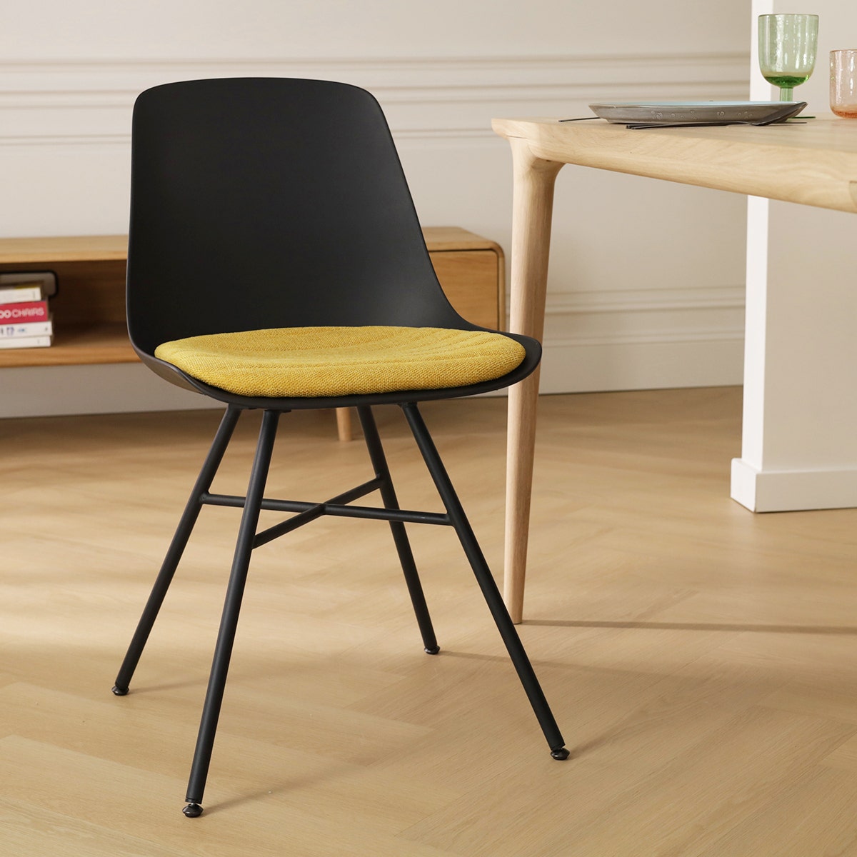 Nolon Noa-Liv Eetkamerstoel Zwart - Okergeel Kussen - Zwarte Poten