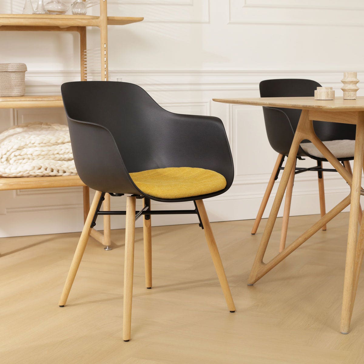 Nolon Nena-Liz Eetkamerstoel Zwart - Armleuning - Okergeel Kussen