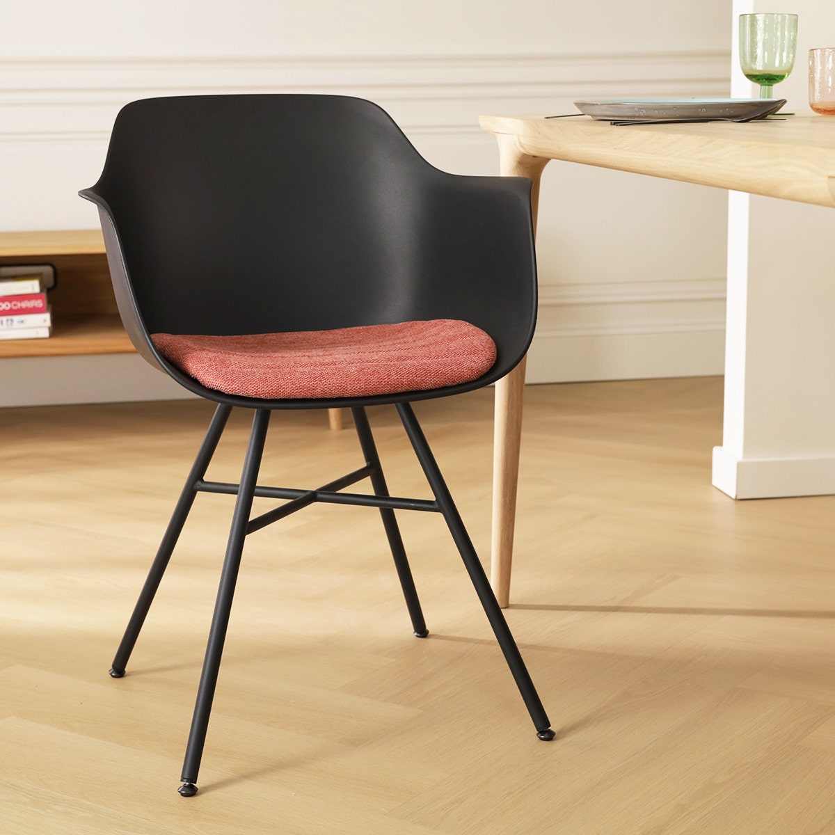 Nolon Noa-Liz Eetkamerstoel Zwart - Terracotta Kussen - Zwarte Poten