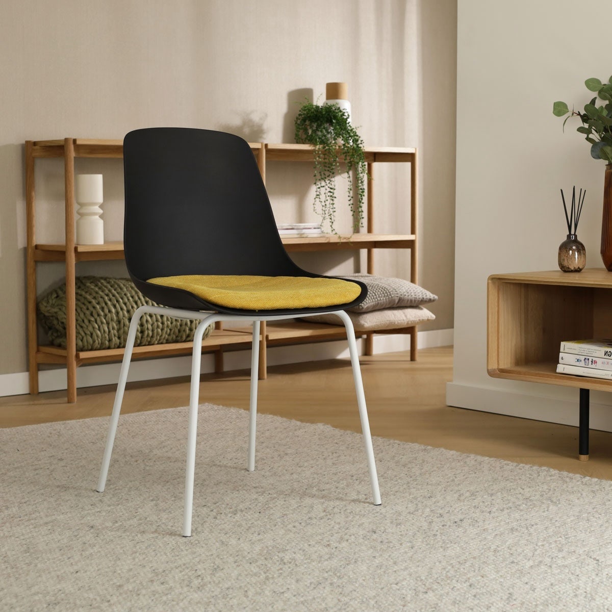 Nolon Nora-Liv Eetkamerstoel Zwart - Okergeel Kussen - Witte Poten