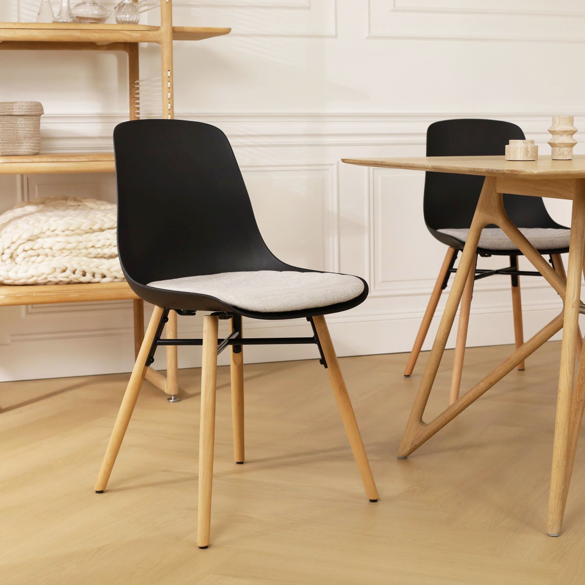 Nolon Nena-Liv Eetkamerstoel Zwart - Beige Kussen - Houten Poten