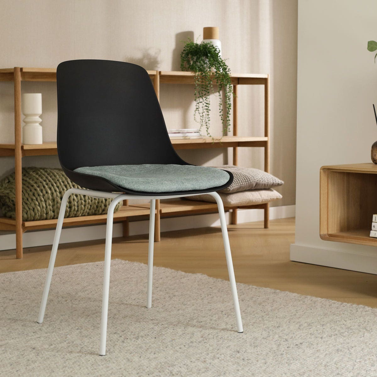 Nolon Nora-Liv Eetkamerstoel Zwart - Zacht Groen Kussen - Witte Poten