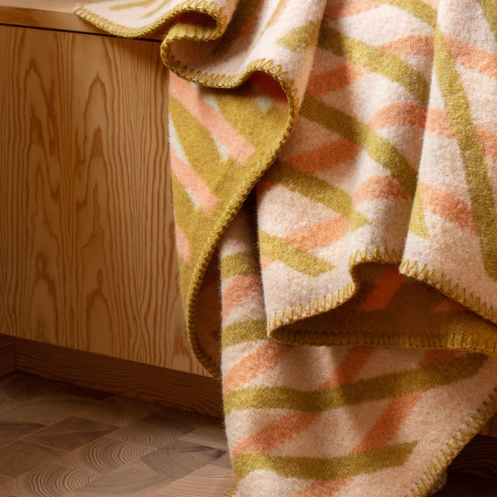 Røros Tweed Bislett Plaid - Peach / Pistachio