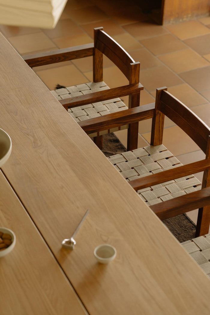 Symmetry eetkamerstoel met armleuning Honey Ash Wood | Oat Fabric