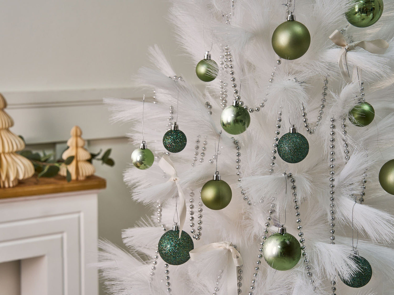 Beliani - TYIN- Set van 60 kerstballen - Groen - Synthetisch