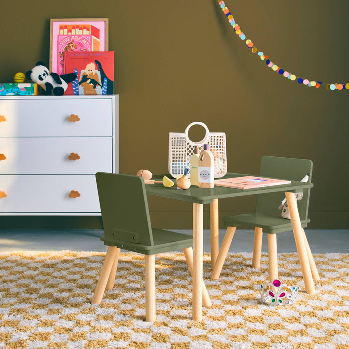 sweeek - Vierkante kindertafel grenenhout 2 stoelen