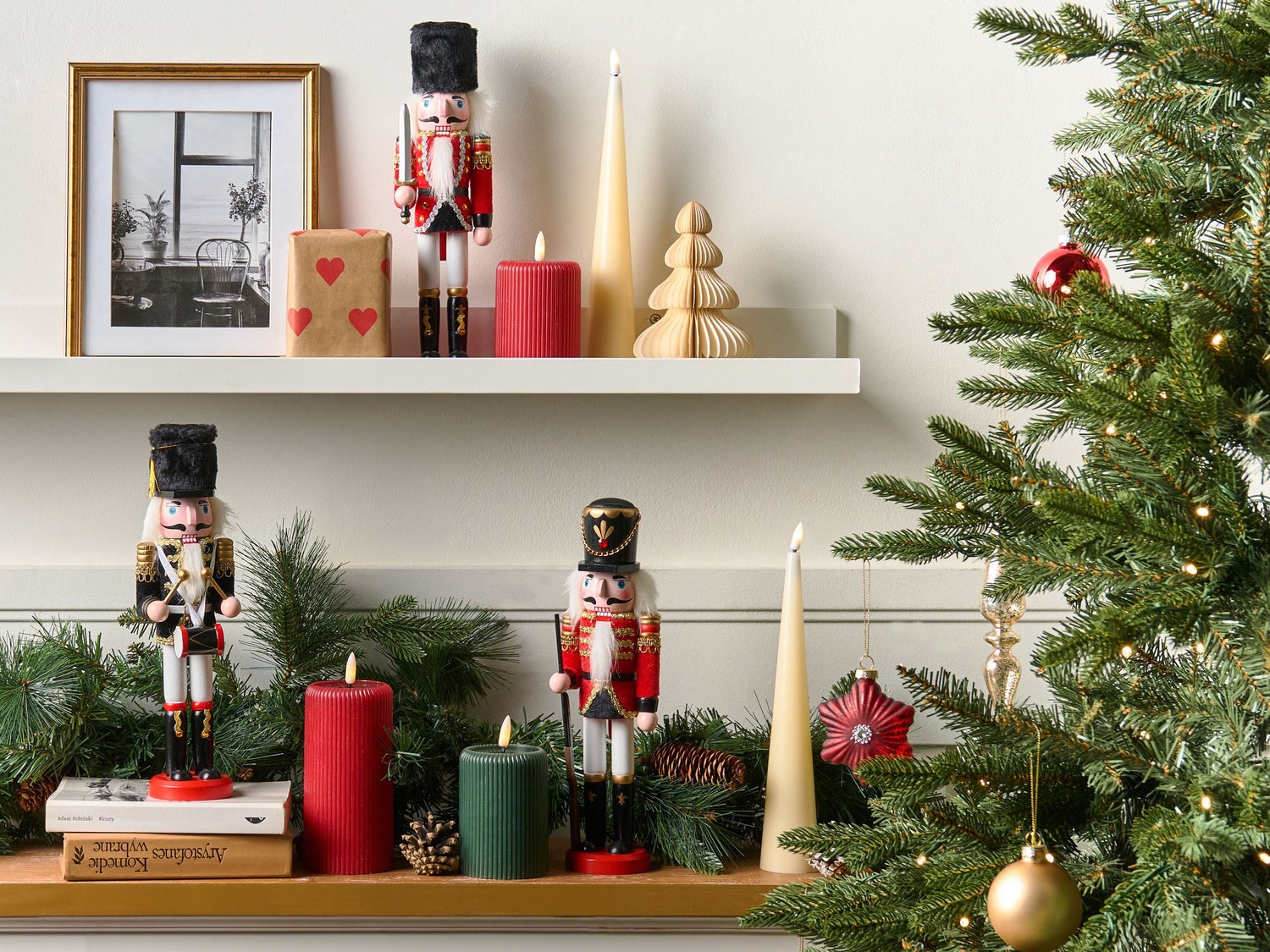 Beliani - LAGAN - Decoratief figuur set van 3 - Rood - Dennenhout