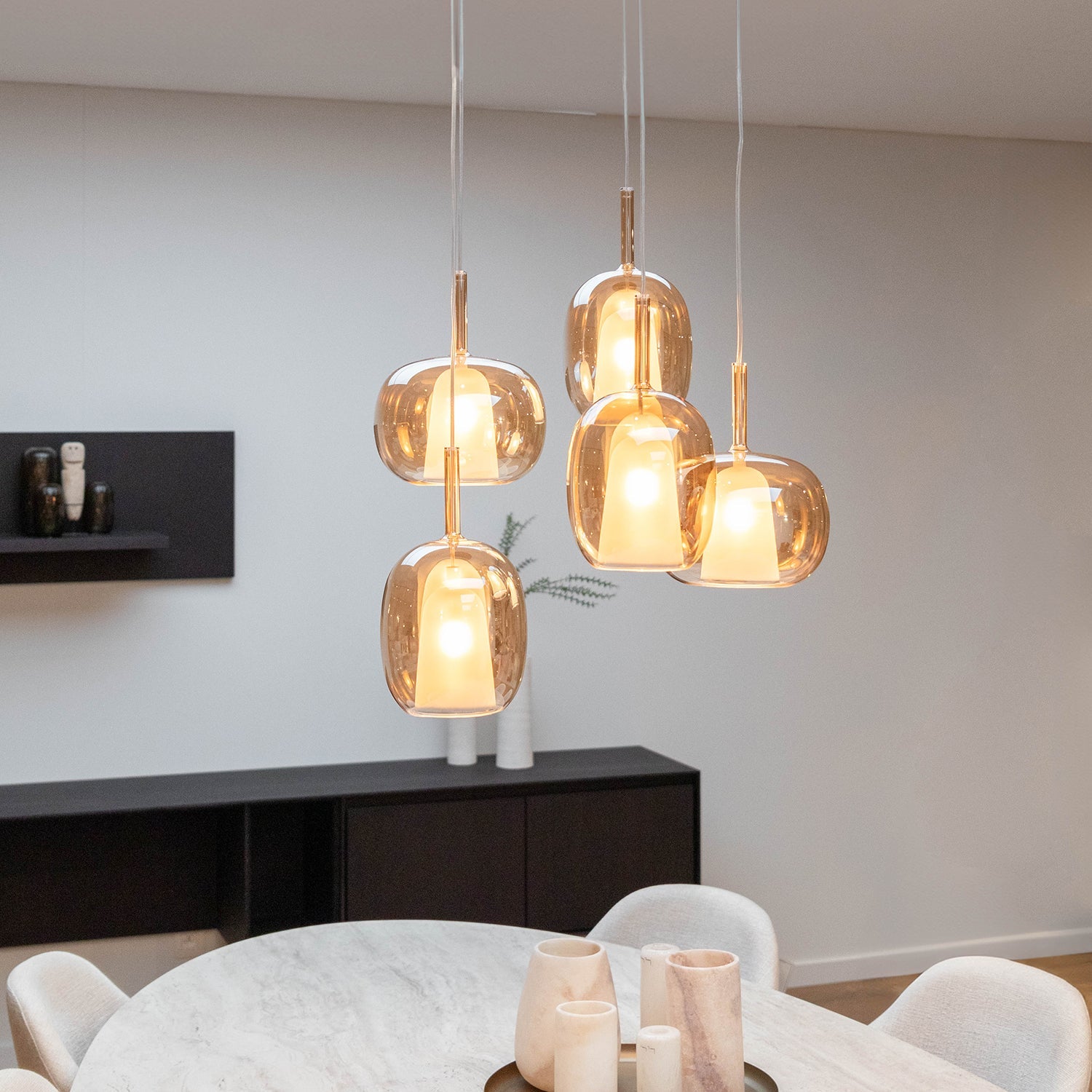 Atmooz Ruzafa Hanglamp – Zwart – Ø55cm – Amber Glas – G9