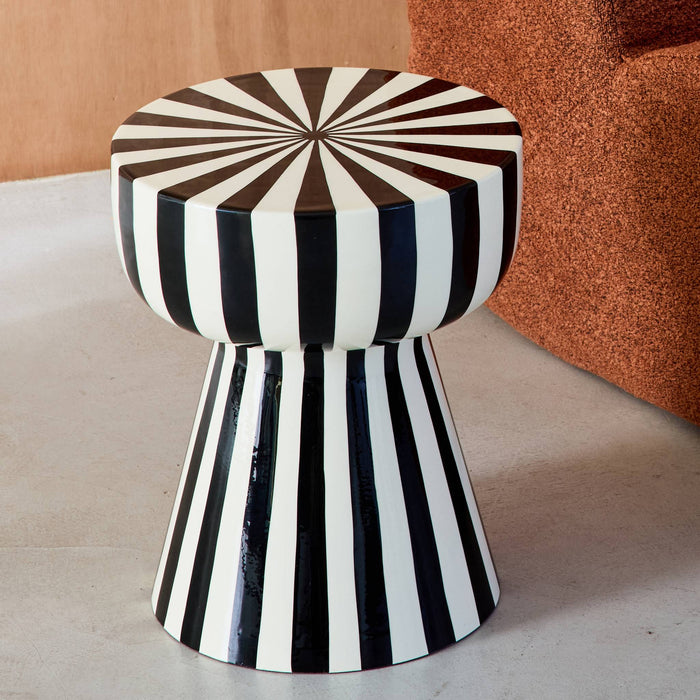 sweeek - Bijzettafel, nachtkastje, geëmailleerd staal gestreept