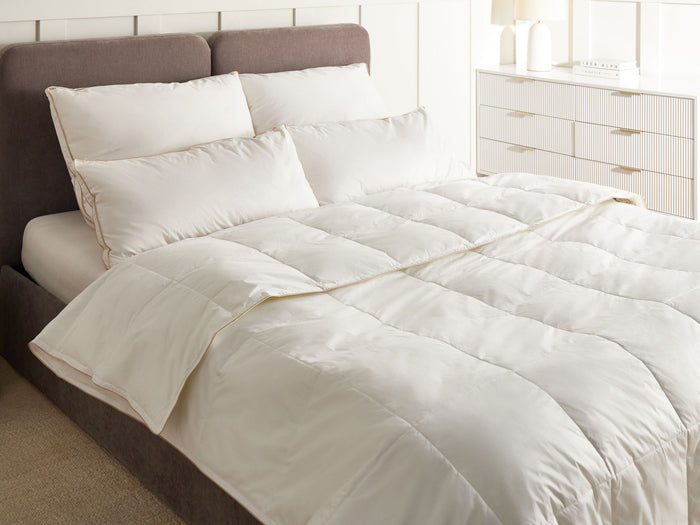 Beliani - EIGER - Dekbed medium warm - Wit - 200 x 200 cm - Eendendons