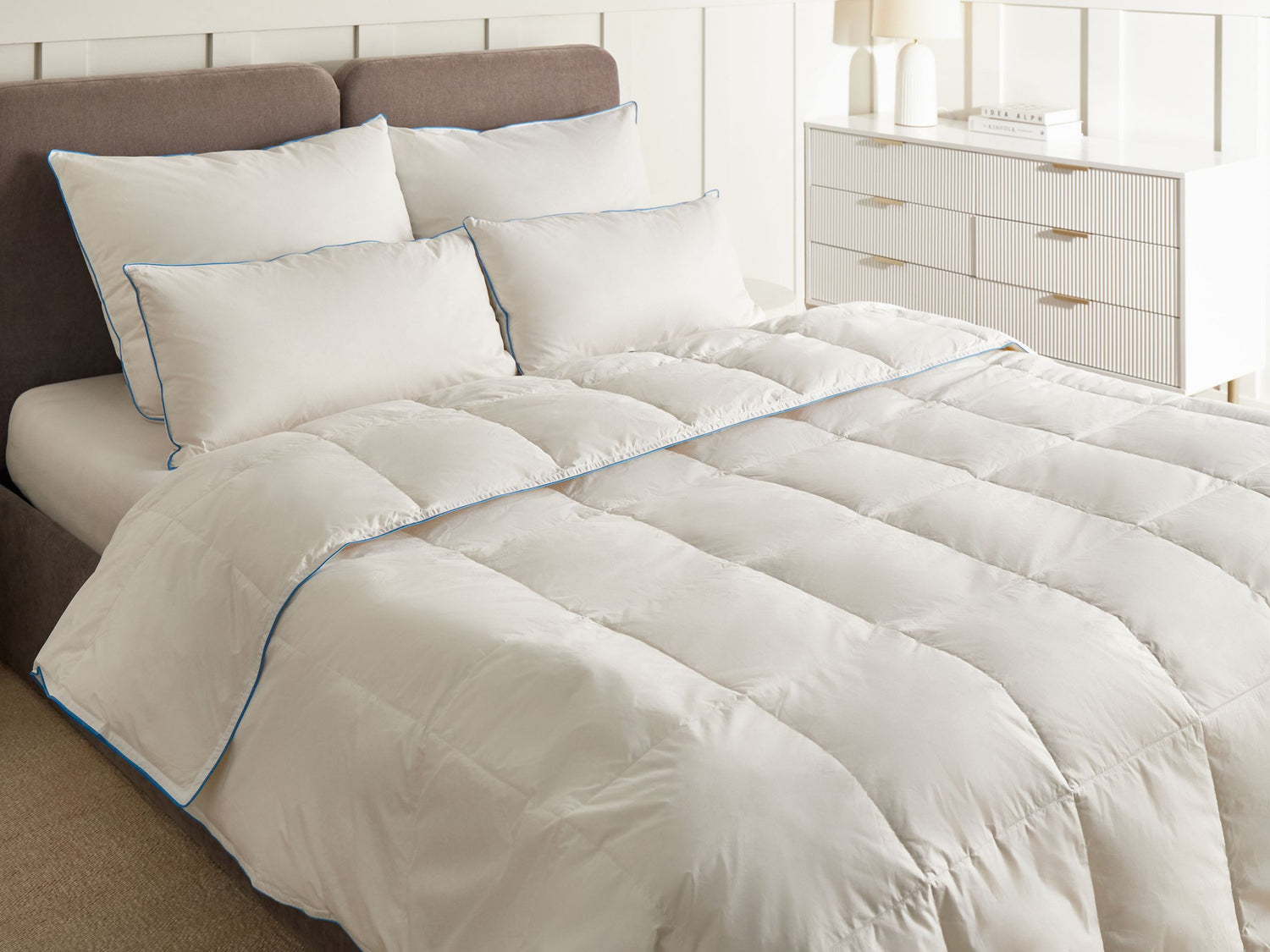 Beliani-CERVINO-Dekbed licht warm-Wit-220 x 240 cm-Eendendons