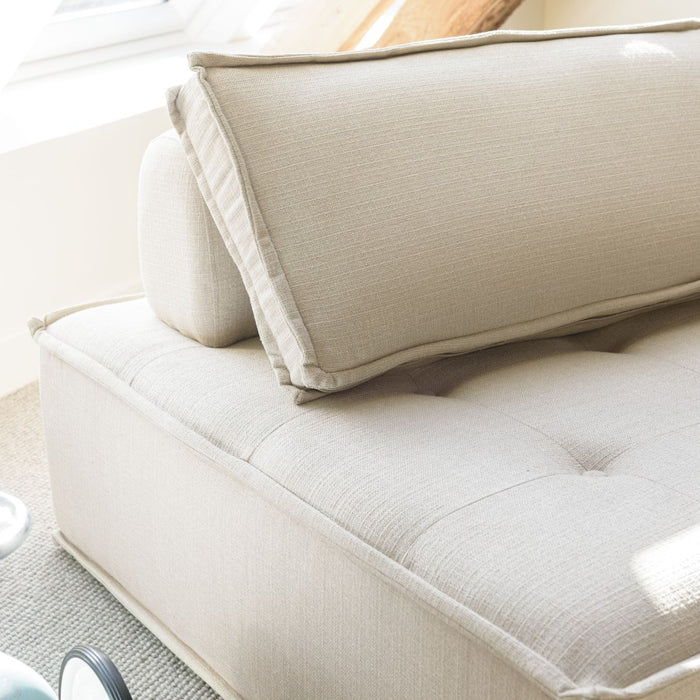 ALBANE - Chauffeuse capitonnée beige 100x100cm avec dossier et coussin