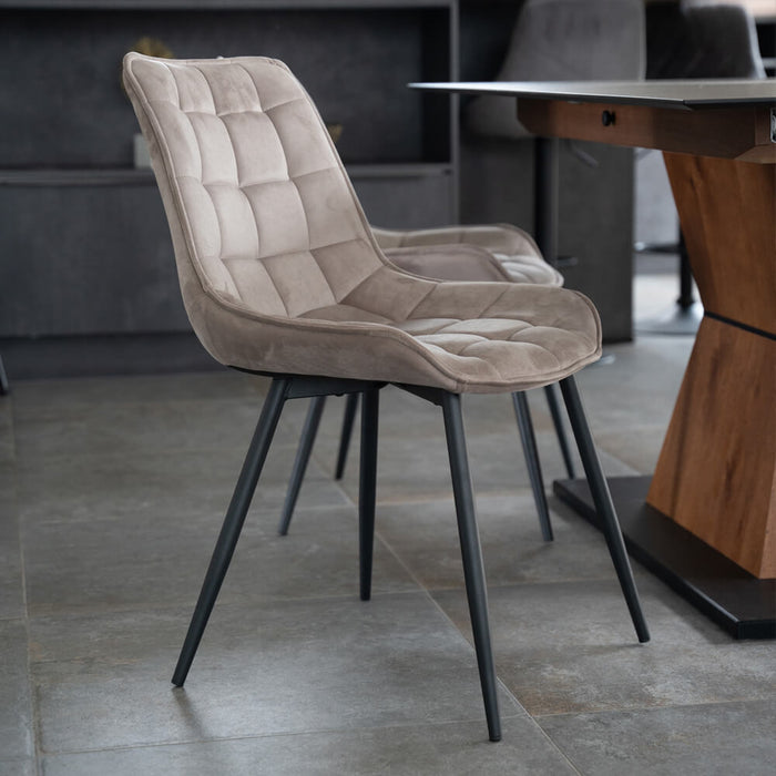 HOME DELUXE Eetkamerstoel – Fluweel – Lichtbruin – Set van 4