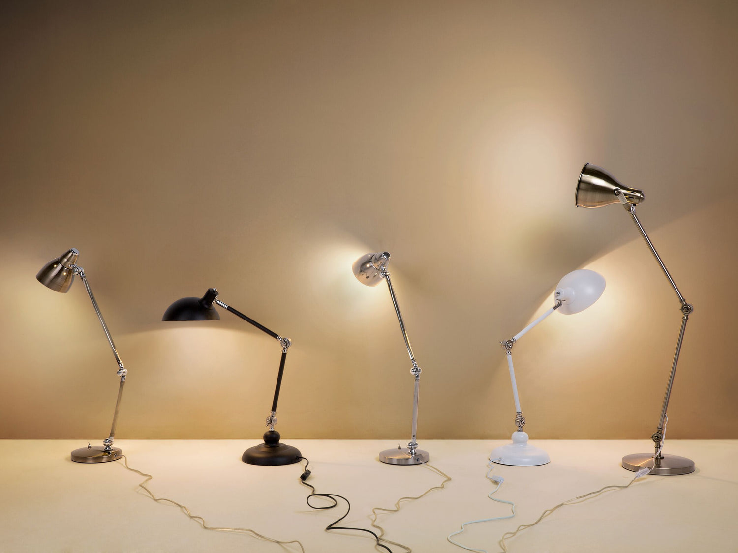 Beliani - MERAMEC - Bureaulamp - Wit - Metaal